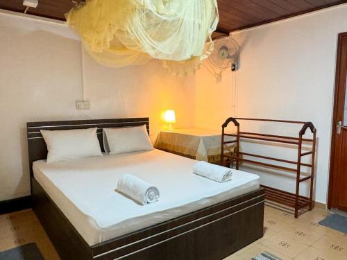 Ένα ή περισσότερα κρεβάτια σε δωμάτιο στο Gaya Place Mirissa