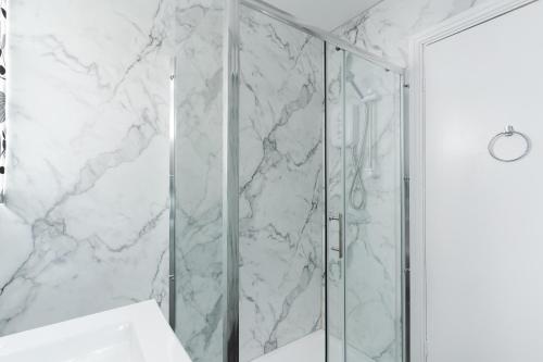 Et badeværelse på Centrally Located Flat Sleeps 4 King and Sofabed