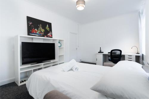 Centrally Located Flat with King Size Bed And an Option of Sofa Bed at Extra Cost photo 6