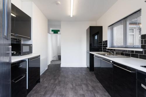 Centrally Located Flat with King Size Bed And an Option of Sofa Bed at Extra Cost photo 5