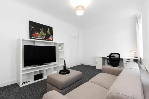 Centrally Located Flat with King Size Bed And an Option of Sofa Bed at Extra Cost photo 1