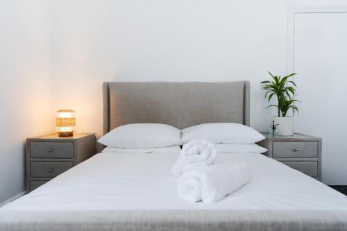 En eller flere senge i et værelse på Centrally Located Flat Sleeps 4 King and Sofabed