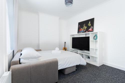Centrally Located Flat with King Size Bed And an Option of Sofa Bed at Extra Cost photo 11