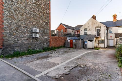 Centrally Located Flat with King Size Bed And an Option of Sofa Bed at Extra Cost photo 12