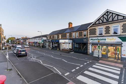Centrally Located Flat with King Size Bed And an Option of Sofa Bed at Extra Cost photo 13