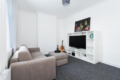 Centrally Located Flat with King Size Bed And an Option of Sofa Bed at Extra Cost photo 10