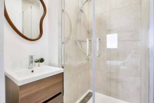 Phòng tắm tại Grand 5 Chambres Paris La Defense