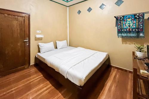 a bedroom with a large bed in a room at Homestay Zahra Syariah Gunung Dempo Mitra RedDoorz in Lahat