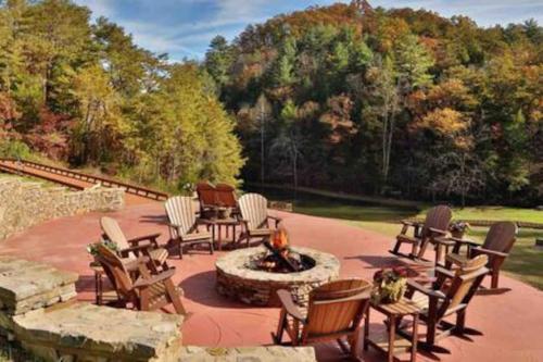 Luxury Cabin with Hot Tub and Resort Access photo 57