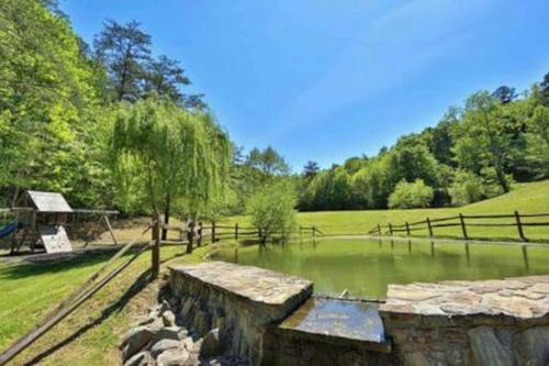 Luxury Cabin with Hot Tub and Resort Access photo 60