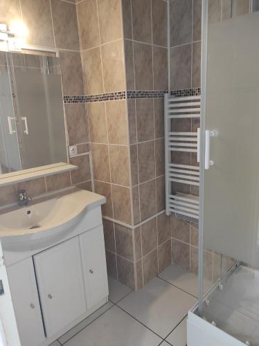 a bathroom with a sink and a shower at Appartement à la mer in Saint-Hilaire-de-Riez