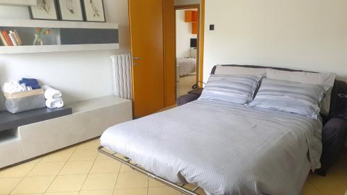 Katil atau katil-katil dalam bilik di ᑢᗩSᗩ ᘻᗩᖴᗩᒪᗪᗩ zona stazione - centro con parcheggio interno