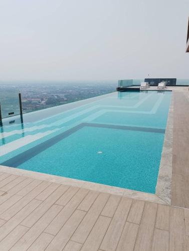 a large swimming pool on top of a building at 2 ห้องนอน 2 ห้องน้ำติดเซ็นทรัลเวสเกต นนทบุรี in Ban Bang Krabu