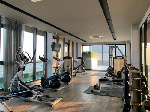 a gym with treadmills and exercise equipment in a building at 2 ห้องนอน 2 ห้องน้ำติดเซ็นทรัลเวสเกต นนทบุรี in Ban Bang Krabu