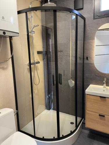 una doccia con una porta in vetro in un bagno di Wypoczynkowo - 600m od Suntago a Wręcza