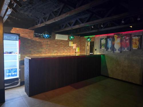 - un bar dans une pièce dotée d'un mur en briques dans l'établissement LoftHouseClub, à Varsovie