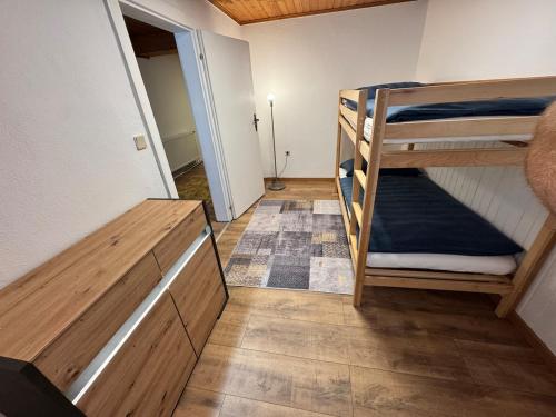 pokój z dwoma łóżkami piętrowymi i korytarzem w obiekcie Ferienwohnung Dörfl in Glödnitz, Carinthia w mieście Glödnitz
