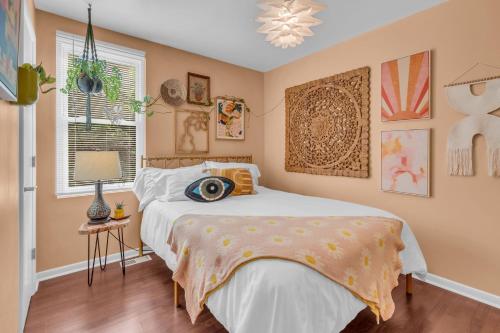 Un dormitorio con una cama con una radio. en 5 min to DT-Multicade Arcade-Nature Trails-Scenic- !, en Nashville