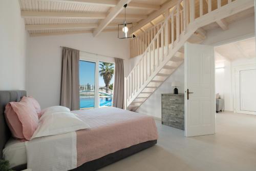 - une chambre blanche avec un lit et un escalier dans l'établissement Dimitris Apartments, à Sidari