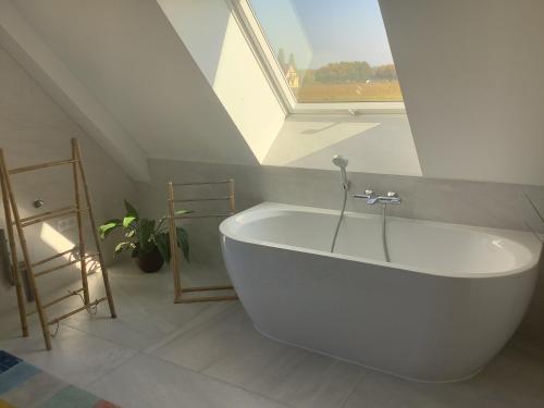 Ένα μπάνιο στο Superbe Maison Jacuzzi+Piscine au cœur des vignes