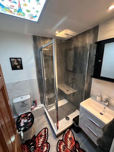 un bagno con doccia con farfalle sulle pareti di Heart of Windsor a Windsor