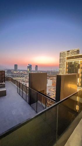 Chic 1BR Retreat with Infinity Pool and Sauna in JVC, Dubai