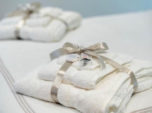 two towels in a mirror with a towel angel at Spacious Two Bed Central Sunniside Penthouse Apartment in Sunderland