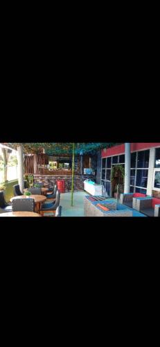 z widokiem na patio z krzesłami i stołem w obiekcie Kadz Hotel w mieście Kireka