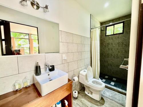 Vannituba majutusasutuses Private Pool- AC-Fiber Optiics-Jungle Oasis