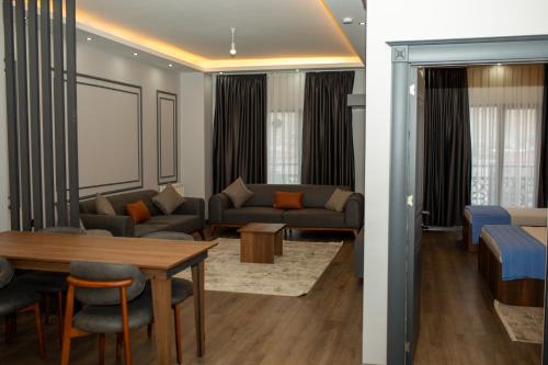 een woonkamer met een bank en een tafel bij Sarayım Rezidans in Tatvan