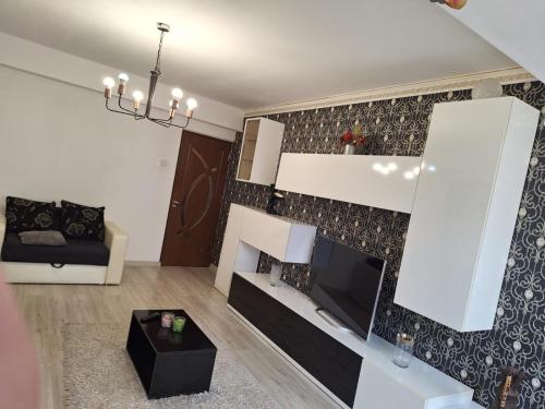 un soggiorno con un divano e una TV di The Secret Studios 3 a Craiova