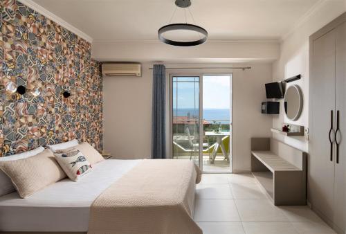 Sunday Resort في غيراكيني: غرفة نوم مع سرير وإطلالة على المحيط