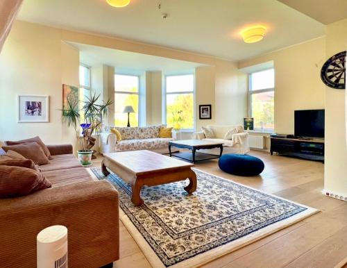 Μια τηλεόραση ή/και κέντρο ψυχαγωγίας στο Wonderful 8 Bedroom Home near Vilnius