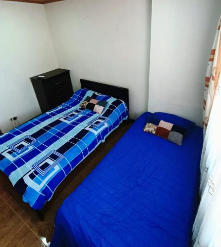 two beds sitting next to each other in a bedroom at Hospedaje La Fuente in Estación El Salto
