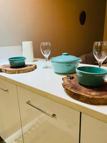 twee kommen en wijnglazen zittend op een toonbank bij cocon d'oux in La Marsa