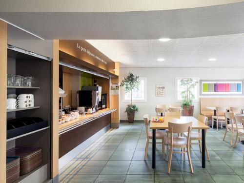 a dining room with a table and chairs at B&B HOTEL Orly Chevilly-Larue - Nationale 7 in Chevilly-Larue