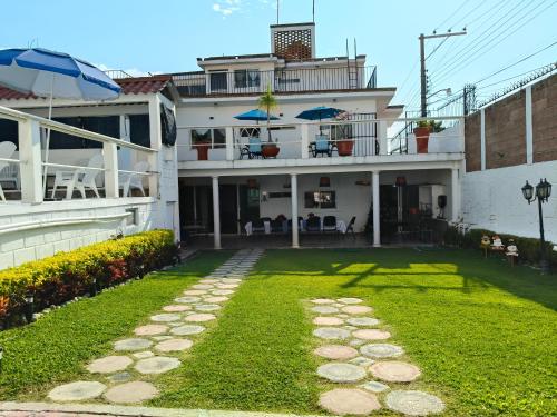 a house with a lawn in front of it at Casa el Refugio de las Flores in Oaxtepec