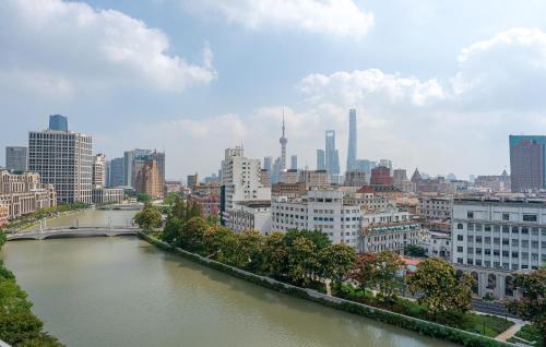 上海市にある梧舍壹号 外滩百年公寓B&B -Riverside Grace Suites on the bund and metro stationの川と建物のある街の景色
