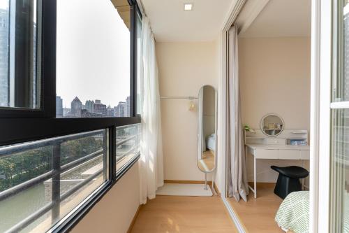 上海市にある梧舍壹号 外滩百年公寓B&B -Riverside Grace Suites on the bund and metro stationの窓、景色を望むデスクが備わる客室です。