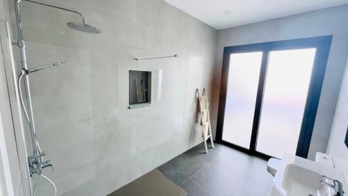 een badkamer met douche en glazen deur bij Pipa Costa in Costa Teguise