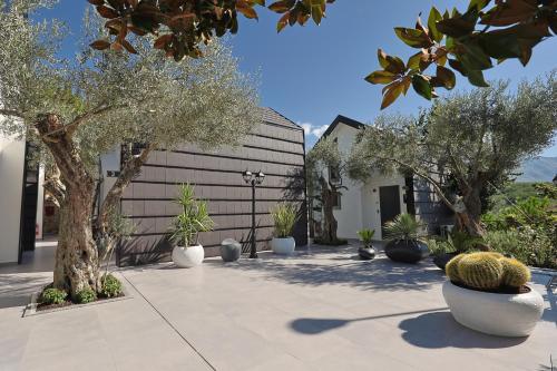 Κήπος έξω από το Muraga Villas