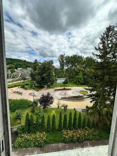 a view of a park from a window at 1-кімнатна квартира біля парку Чортків in Chortkiv