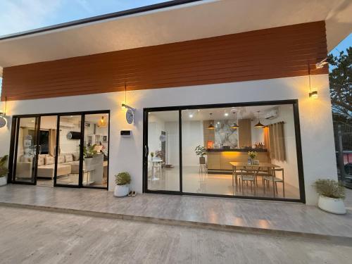 Una casa con grandes puertas de cristal y una sala de estar. en ต้นจันทร์เรสซิเดนซ์, en Chaweng