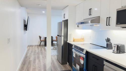 eine Küche mit Kühlschrank und Arbeitsplatte in der Unterkunft Northern Nook - 2BR Suite in Calgary