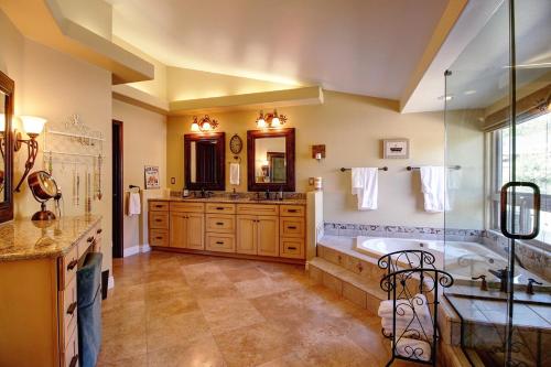 een grote badkamer met een bad en een wastafel bij A Villa with extraordinary views in Solvang