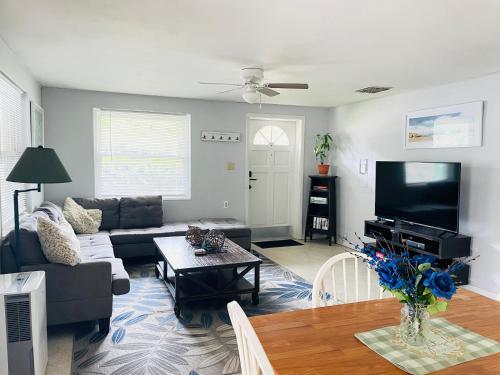 una sala de estar con un sofá y una mesa en Chazzdoorway 2rooms 1 bathroom Duplex, en Homosassa