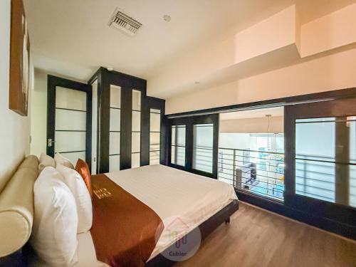 Katil atau katil-katil dalam bilik di Cozy 2BR Loft in a Vibrant Complex - 107 - GL