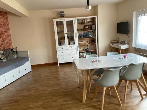 Grand T2 Côte de granit rose plages et commerces à proximité