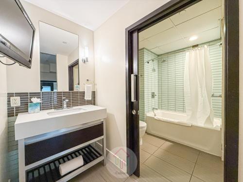 Bilik mandi di Cozy 2BR Loft in a Vibrant Complex - 107 - GL