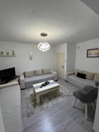 にあるKleas apartmentのソファとテーブルのあるリビングルーム